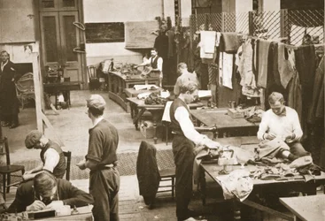 Die Schneiderei, Alexandra Palace, Illustration aus Deutsche Gefangene in Großbritannien (Fotogravur)